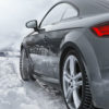 Manevrele bruşte de volan pot destabiliza maşina pe un drum acoperit cu zăpadă